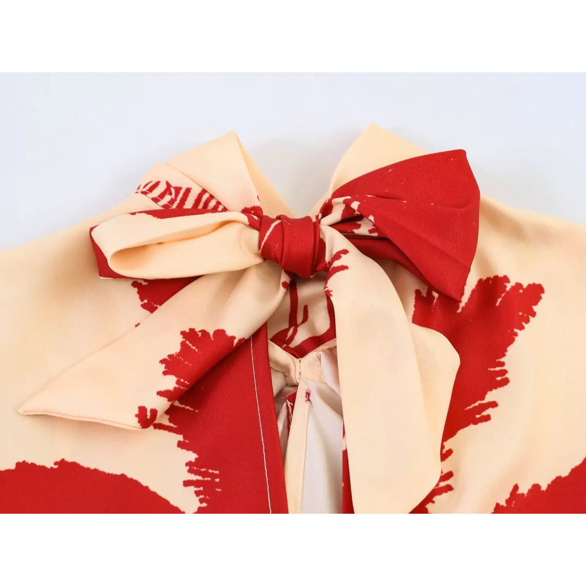 Close-up of back bow knot detail