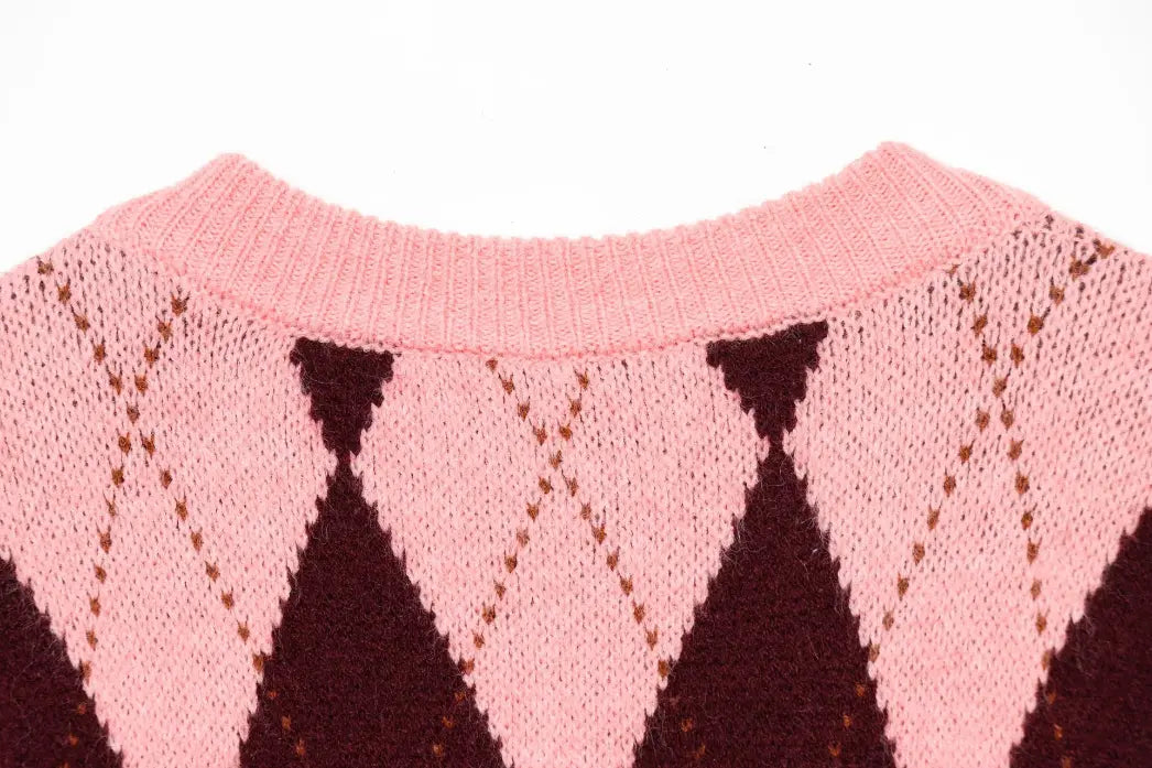 Close-up of back ribbed neckline