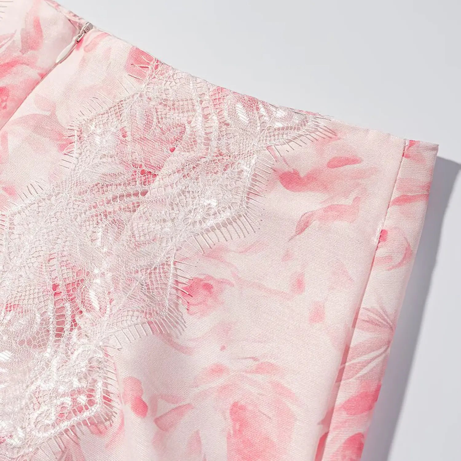 Close-up side vertical lace decoration pink rose print mini skirt