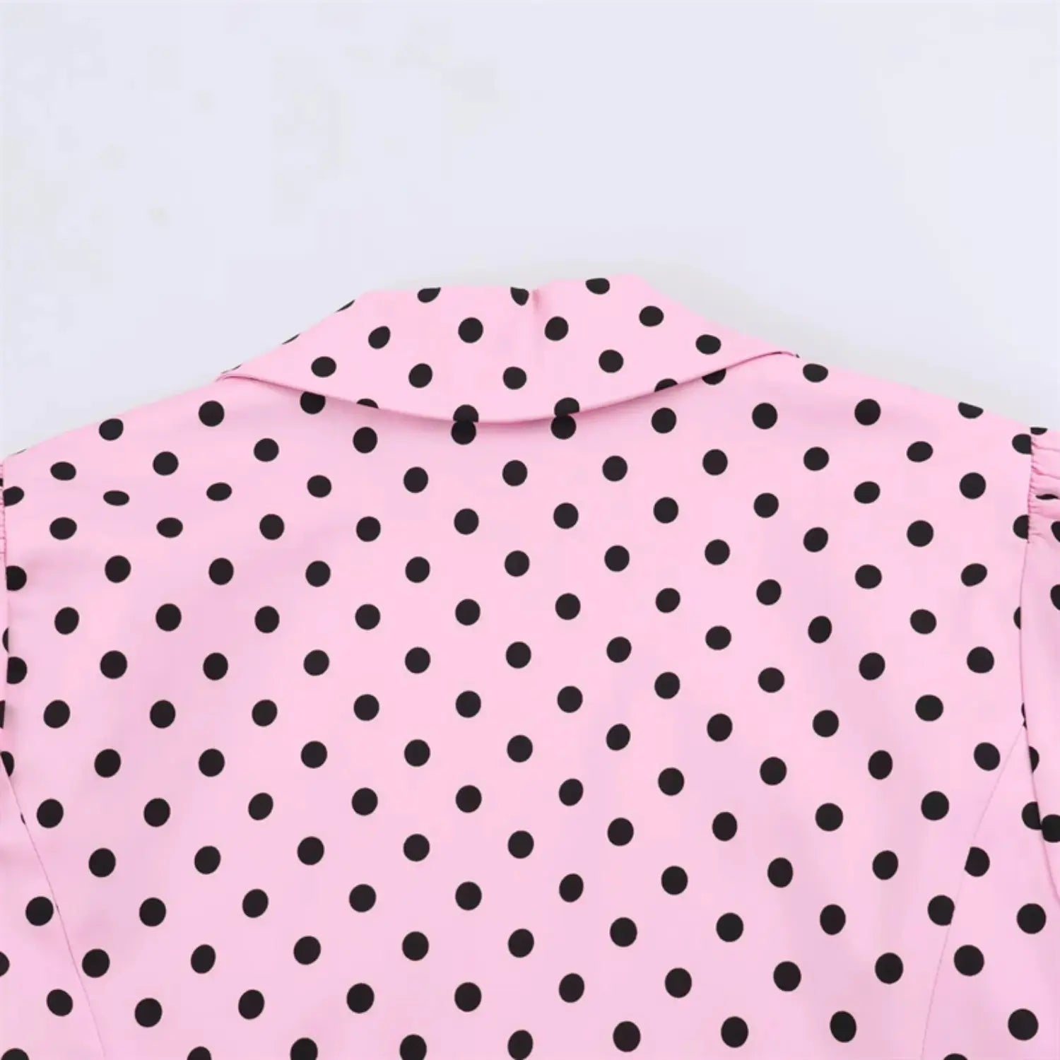 Back neck & upper shoulder partial shot, all-over evenly arranged black polka dots, tailored shoulder seam stitching