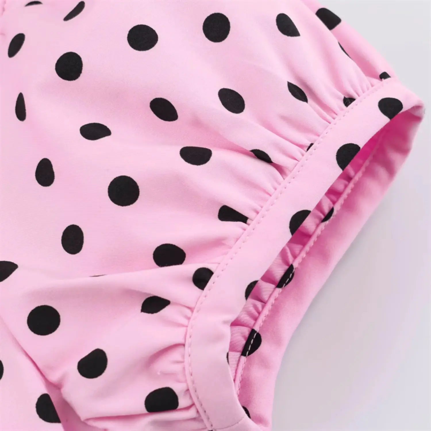 Short sleeve cuff close-up, elastic gathered ruched hem, bubble sleeve volumetric shaping, overlock stitching