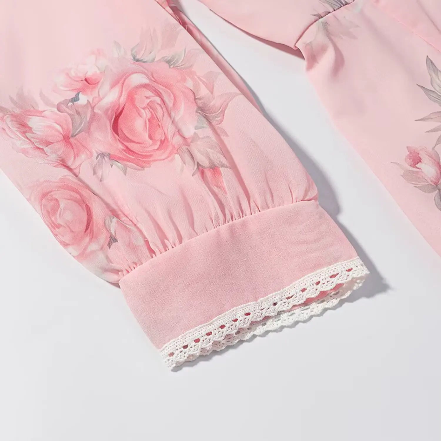 Three-quarter puff sleeve cuff detail, elastic gathered sleeve hem trimmed with white hollow lace