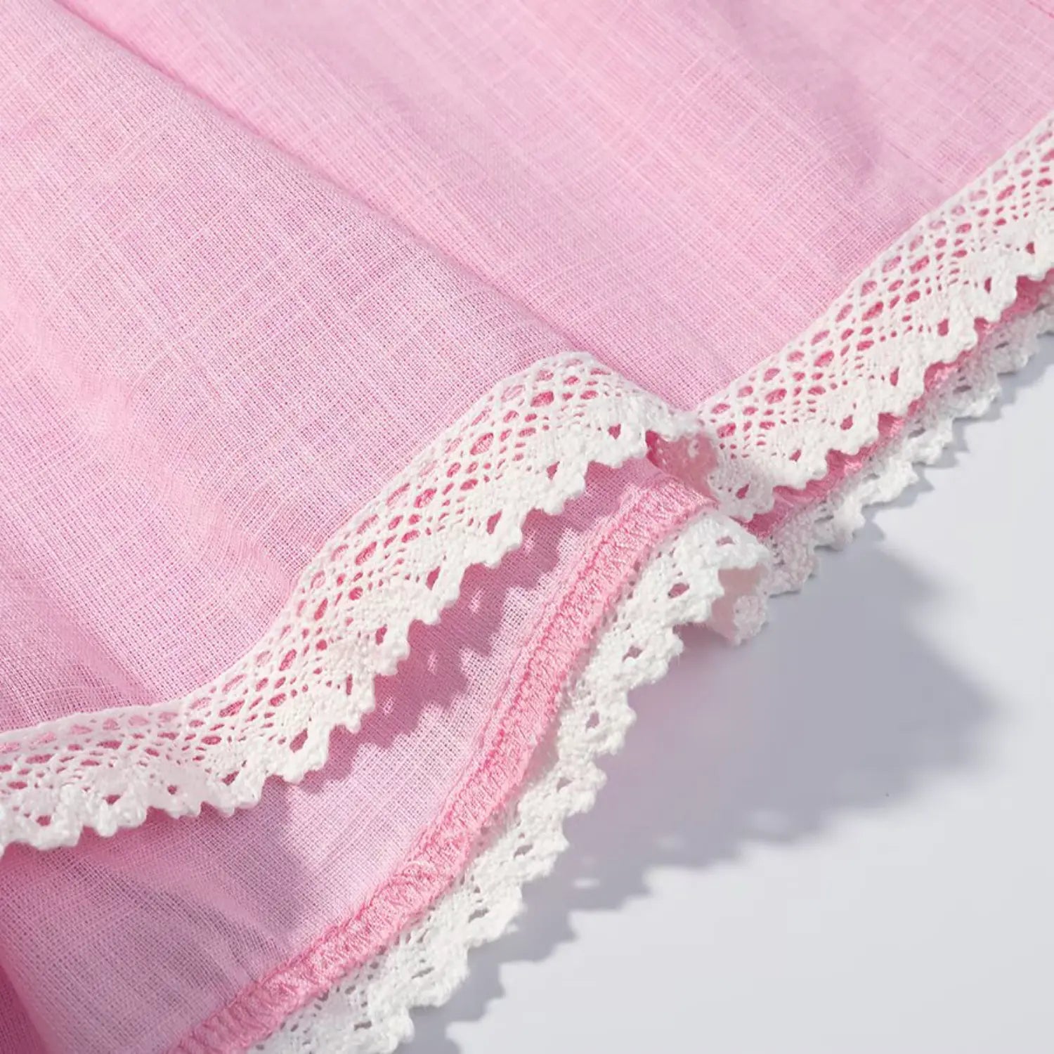 Leg hem macro shot, hollow eyelet white lace scalloped trim, double-layer fabric edge stitching