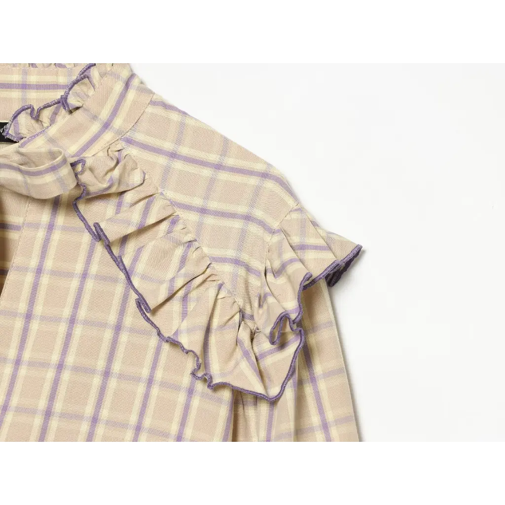Close-up of ruffled shoulder flounce