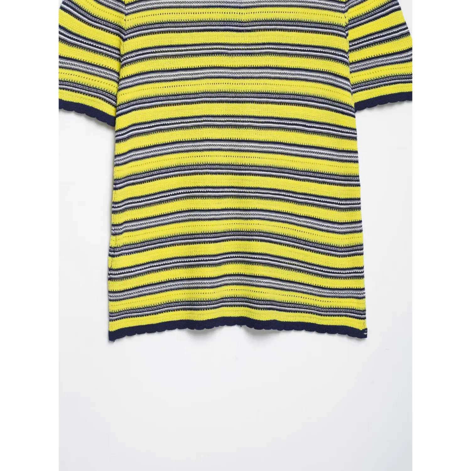Back lower body partial shot, continuous horizontal stripe knit, navy scalloped bottom hem finish