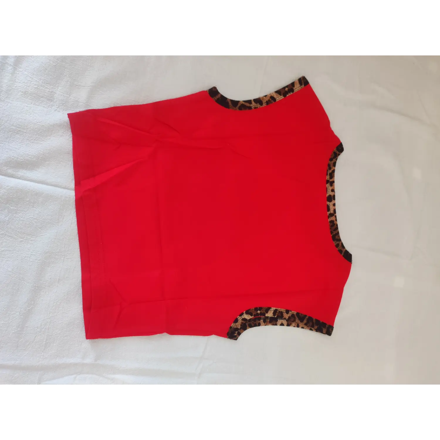 Red cropped vest with leopard binding edge, plain back view