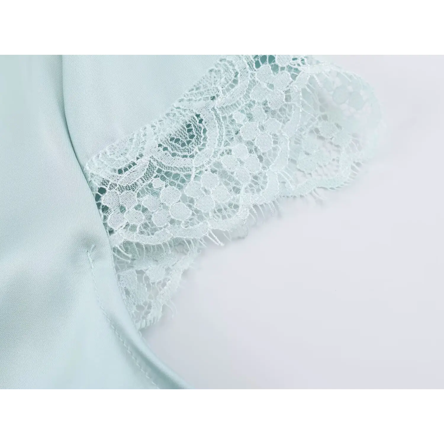 Scalloped eyelash lace edge on puff short sleeve