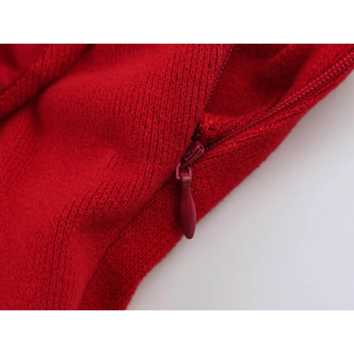 Side seam invisible zipper textured rib knit fabric detail