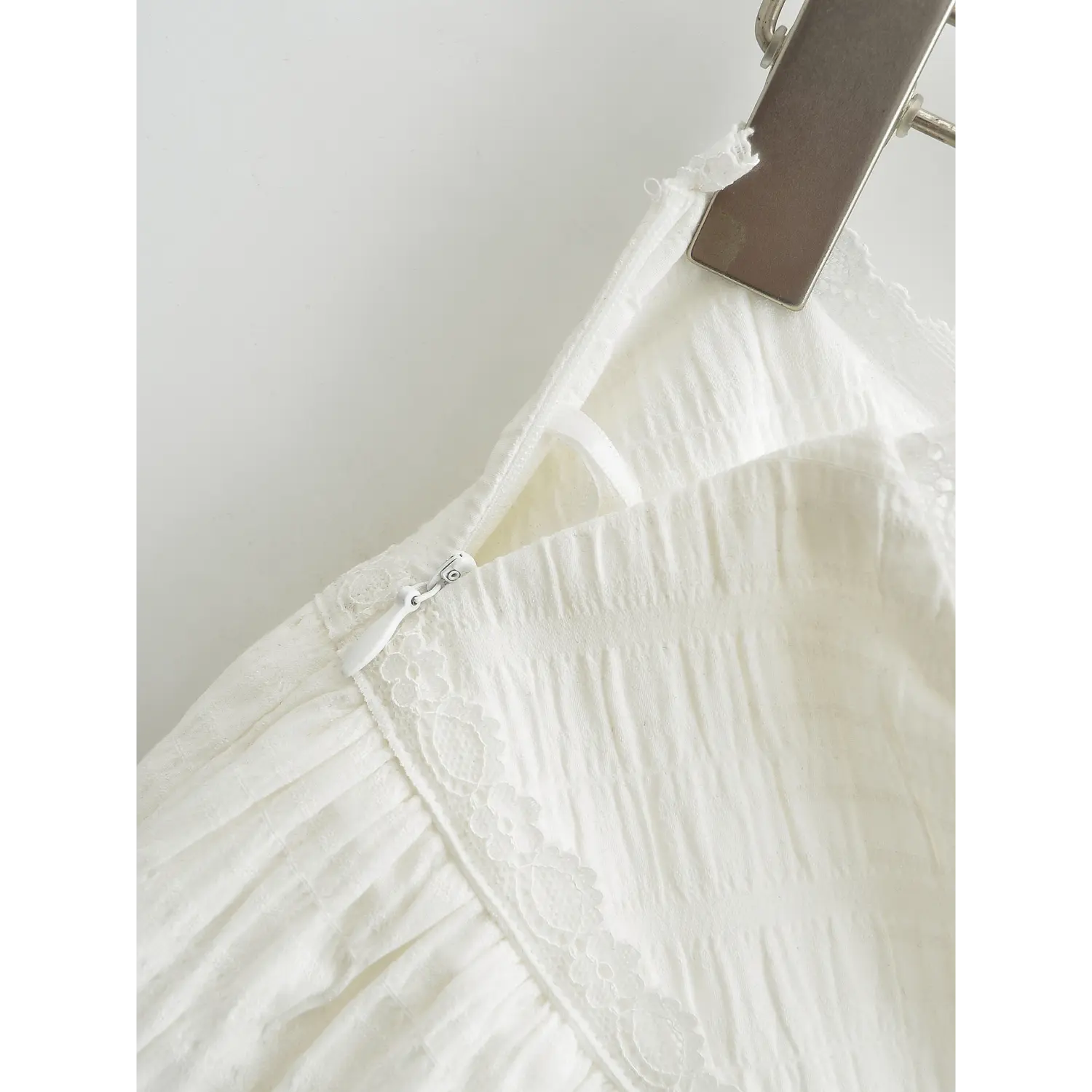 Mini skirt side invisible white zipper macro close-up, smooth sliding zipper double binding neat stitching easy wear sewing detail shot