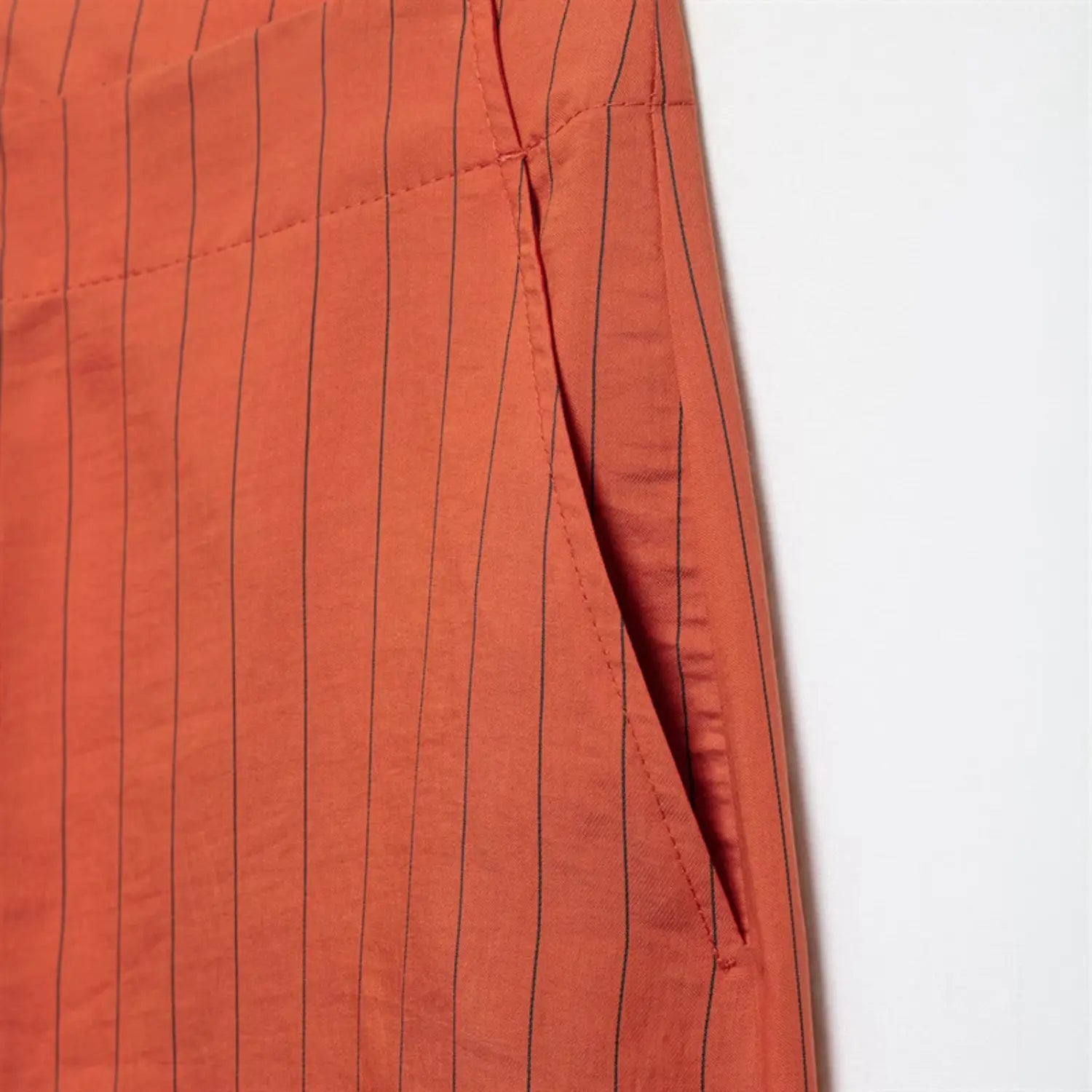 Side pocket partial close-up, angled slash pocket cut, inner pocket lining, smooth edge serging craft