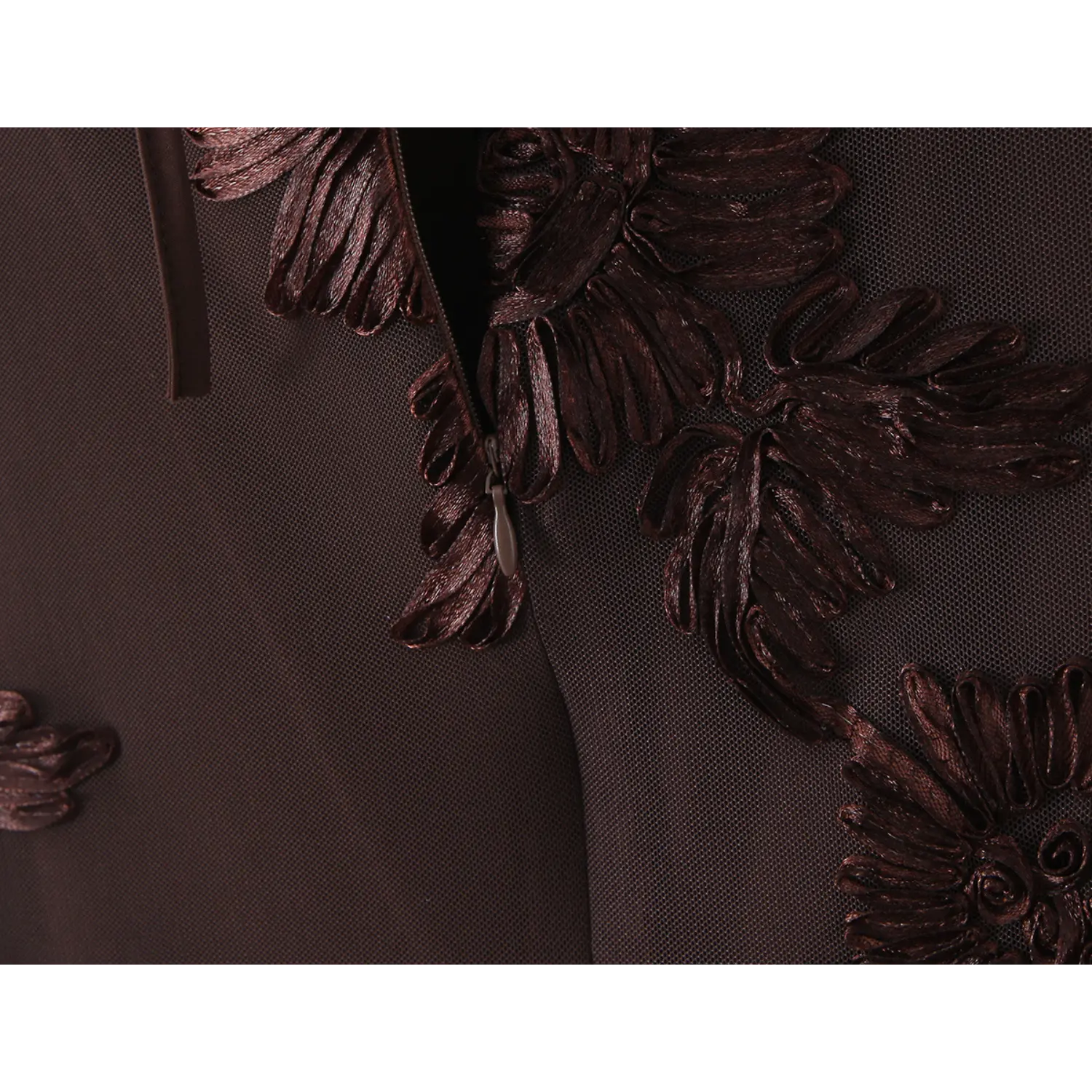 Side teardrop pull invisible zipper floral mesh macro close-up, matching mesh binding hidden zipper 3D flower connection smooth slide side stitching craft shot