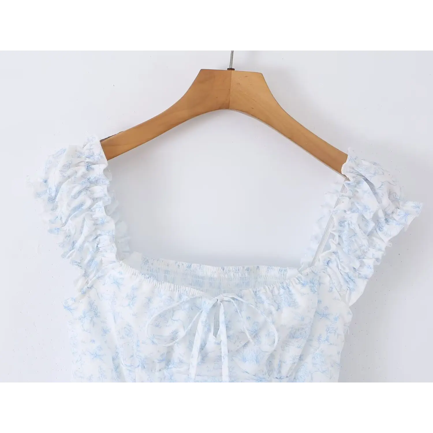 Bust close-up square elastic neck cami dress, front thin fabric tie bow, double layer frilled elastic shoulder straps, light blue rabbit sketch woven fabric