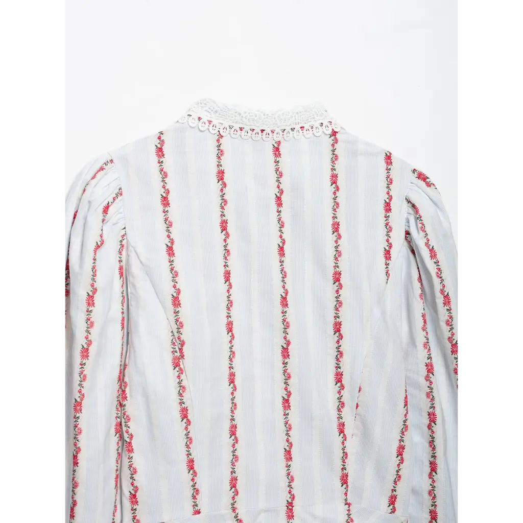 Close-up of back lace collar and puffed shoulders