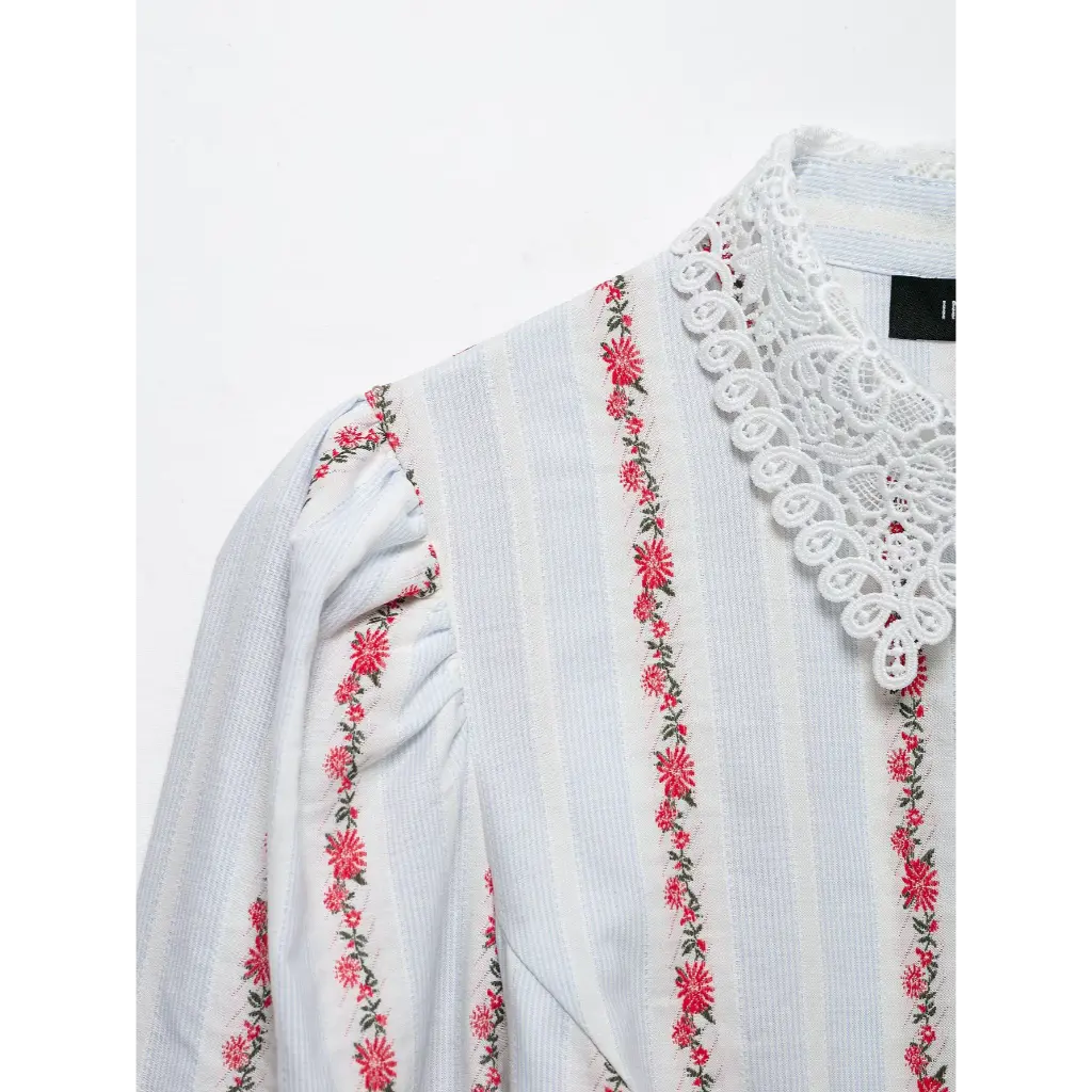 Close-up of shoulder puffed seam and lace collar
