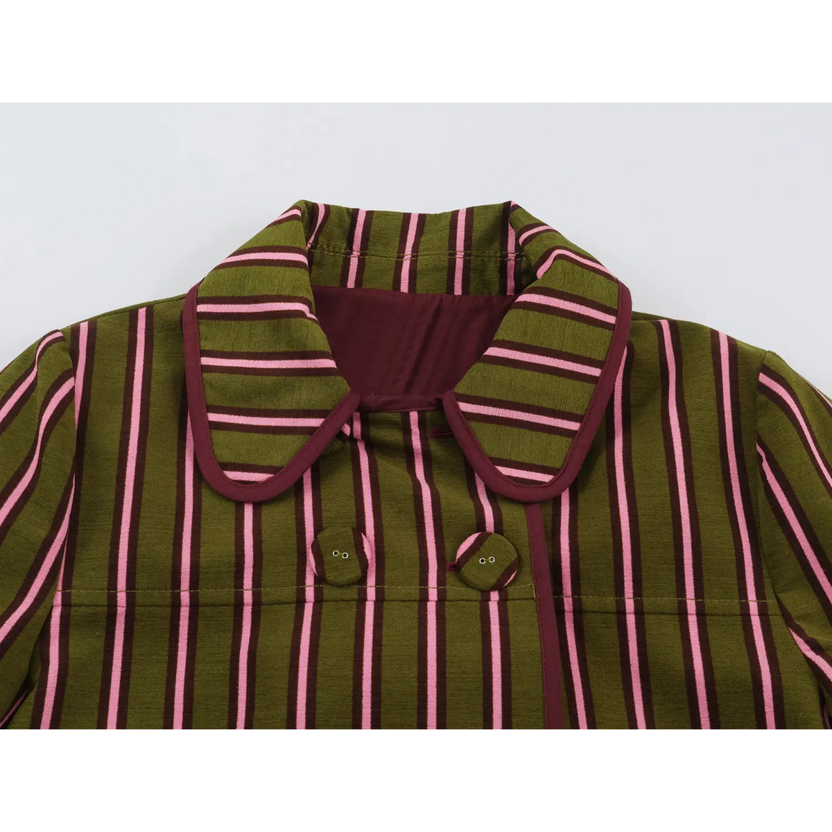 Close-up of peter pan collar and buttons