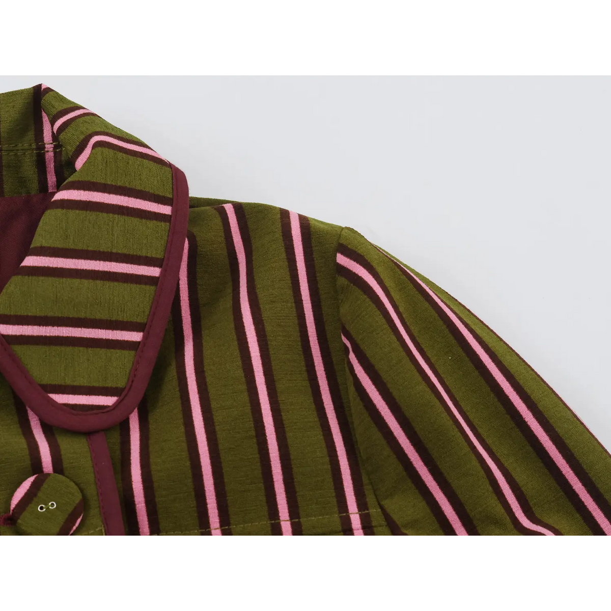 Close-up of shoulder and contrast collar