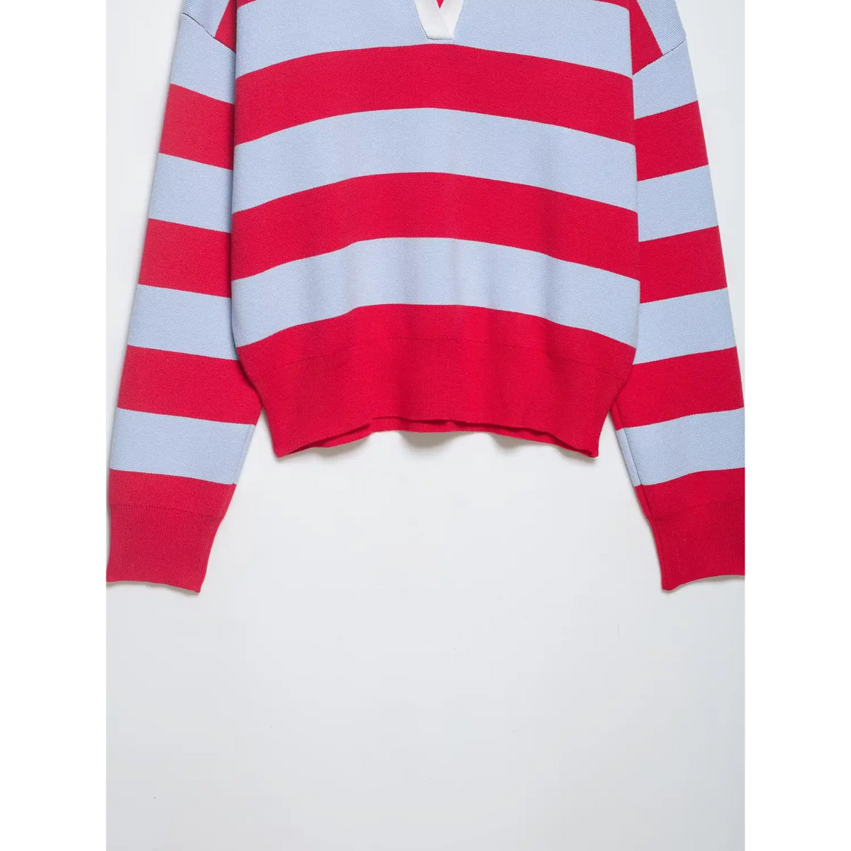 Close-up of ribbed hem, ribbed cuffs and stripe body