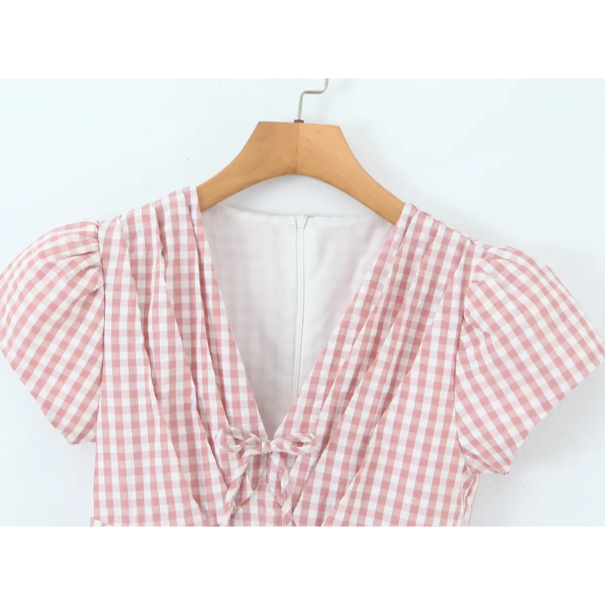 Front close of wrap v neck with self fabric tie decor
