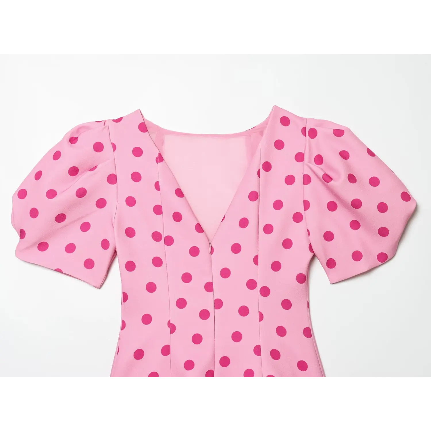 Flat detail view front v neck, vertical shaping seams, structured puff sleeves