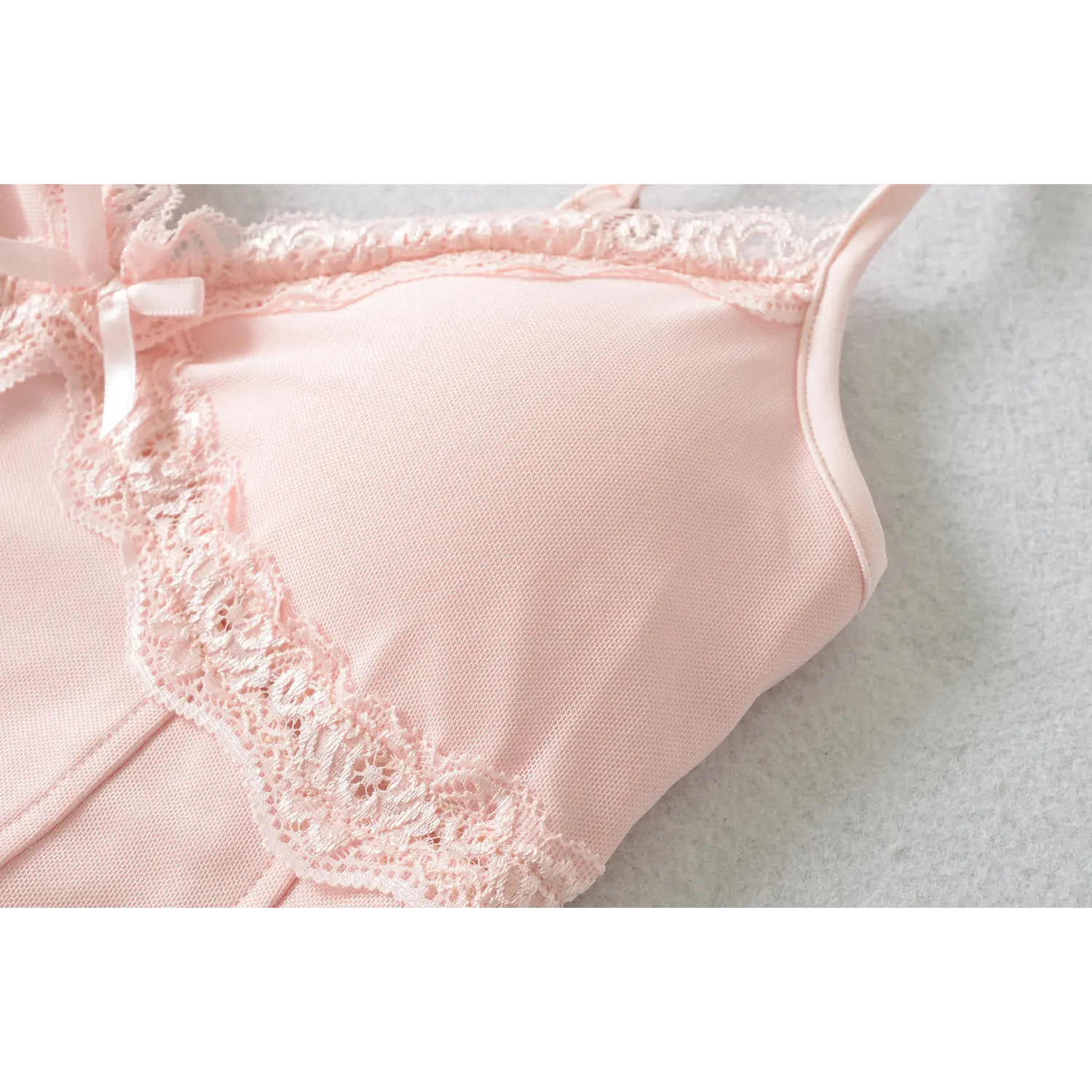 Diagonal view of neckline lace layout, wavy scalloped lace edging wrapping V-collar, contrast lace and solid fabric splicing