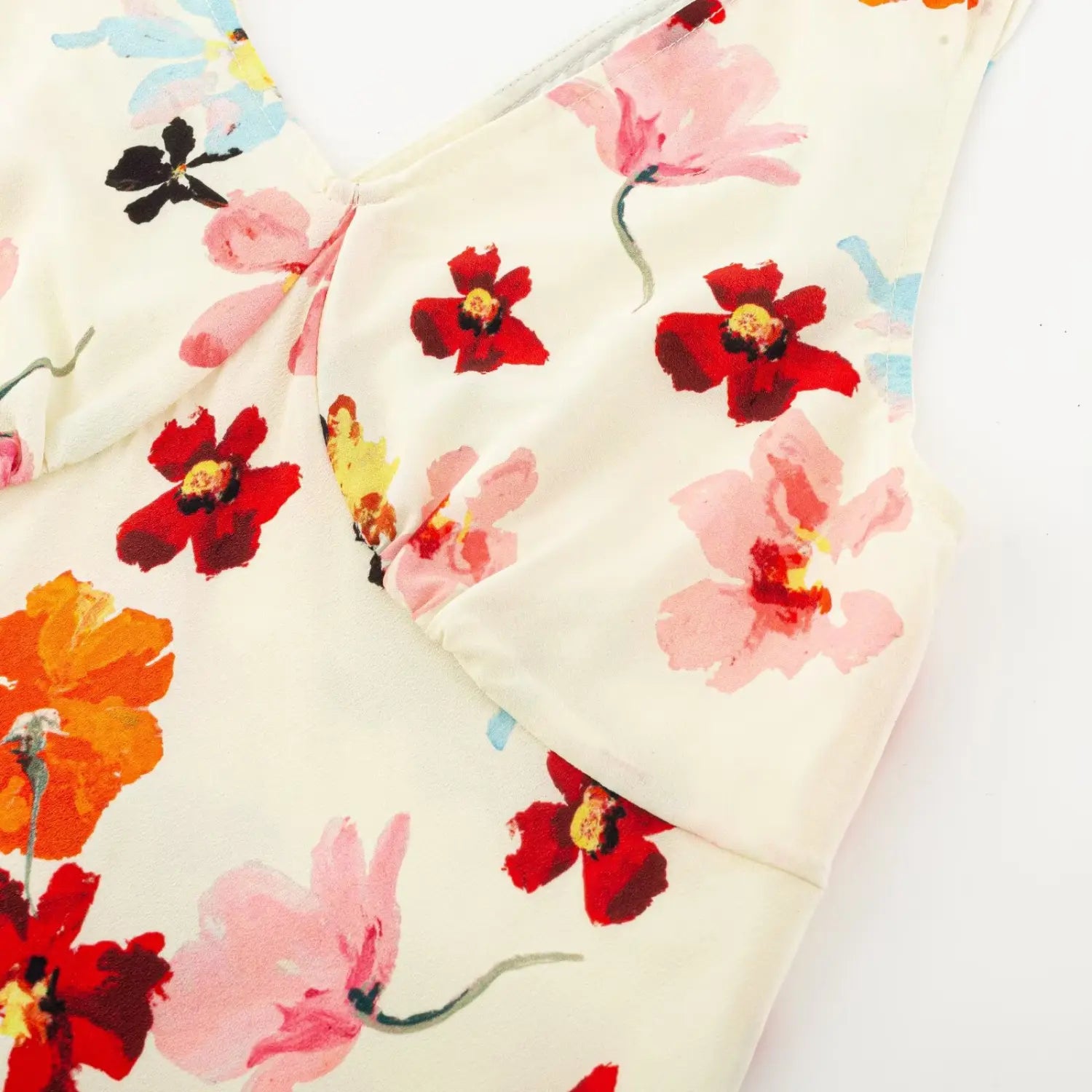 Front waist matching print drawstring macro close-up, adjustable tightness free waist shaping smooth tie drape fabric shot