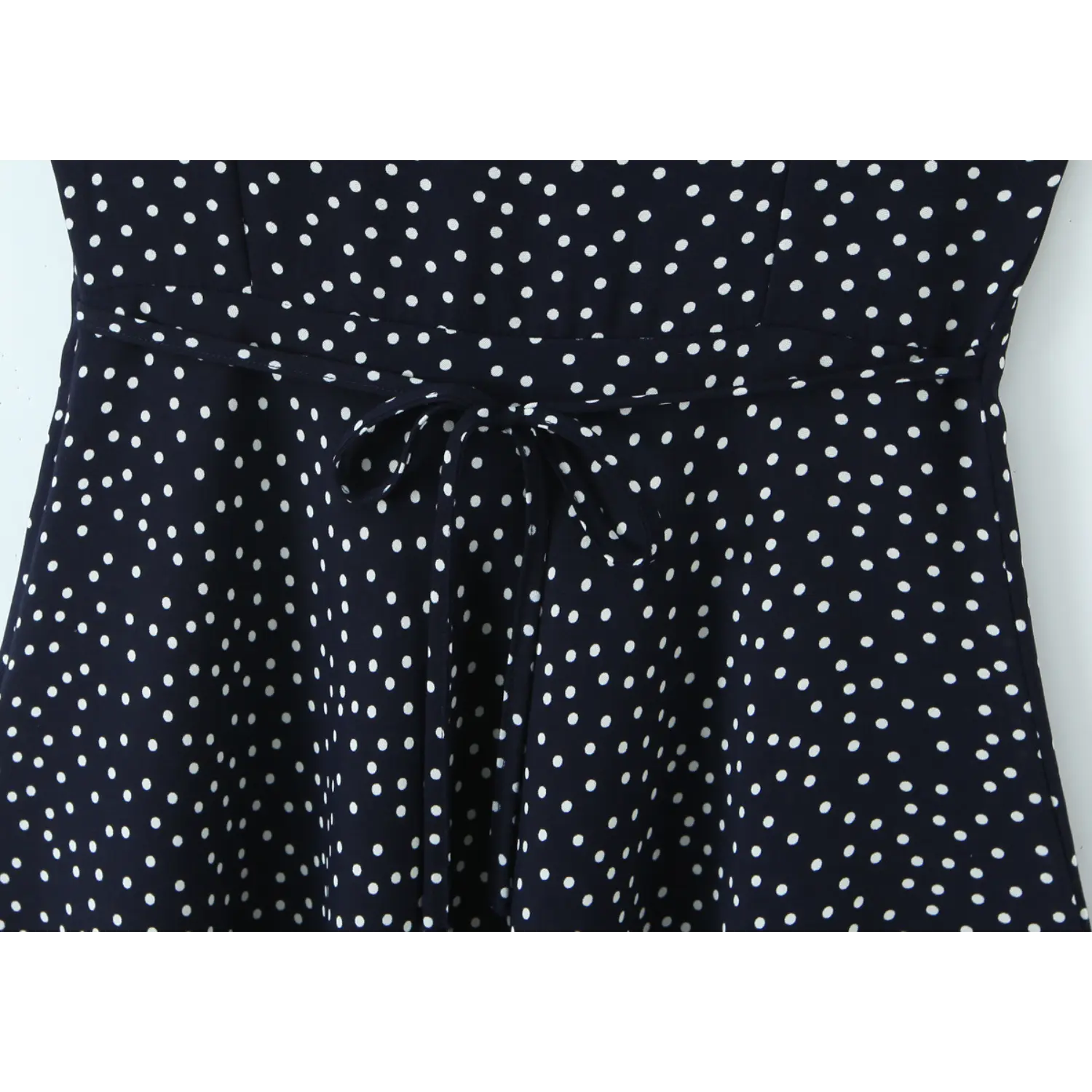 Waist self-fabric drawstring tie belt polka dot macro close-up, integrated waistband natural waist shaping no offset dot print waist stitching craft shot