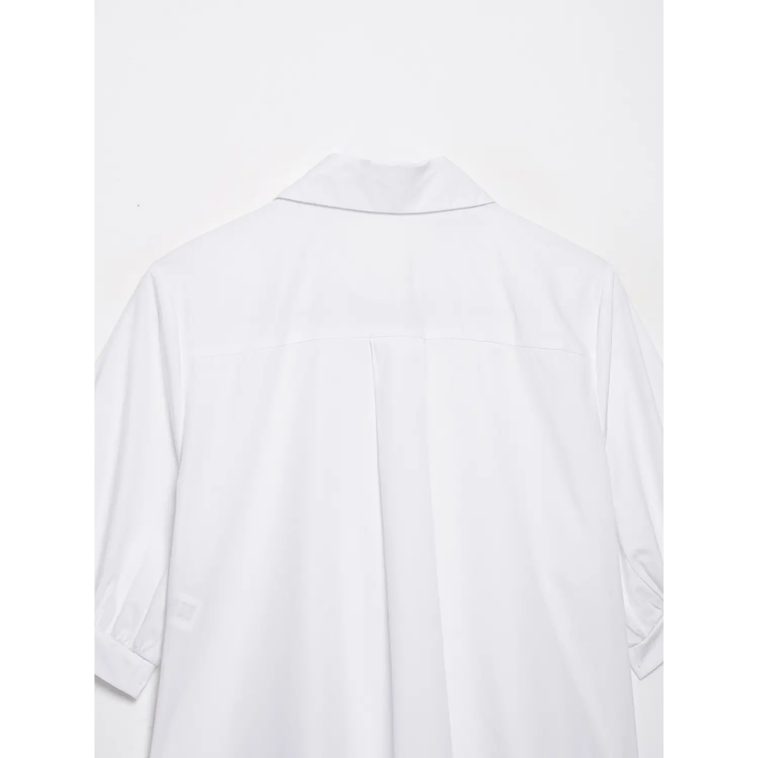 Back yoke pleat detail of white puff sleeve collared cropped blouse