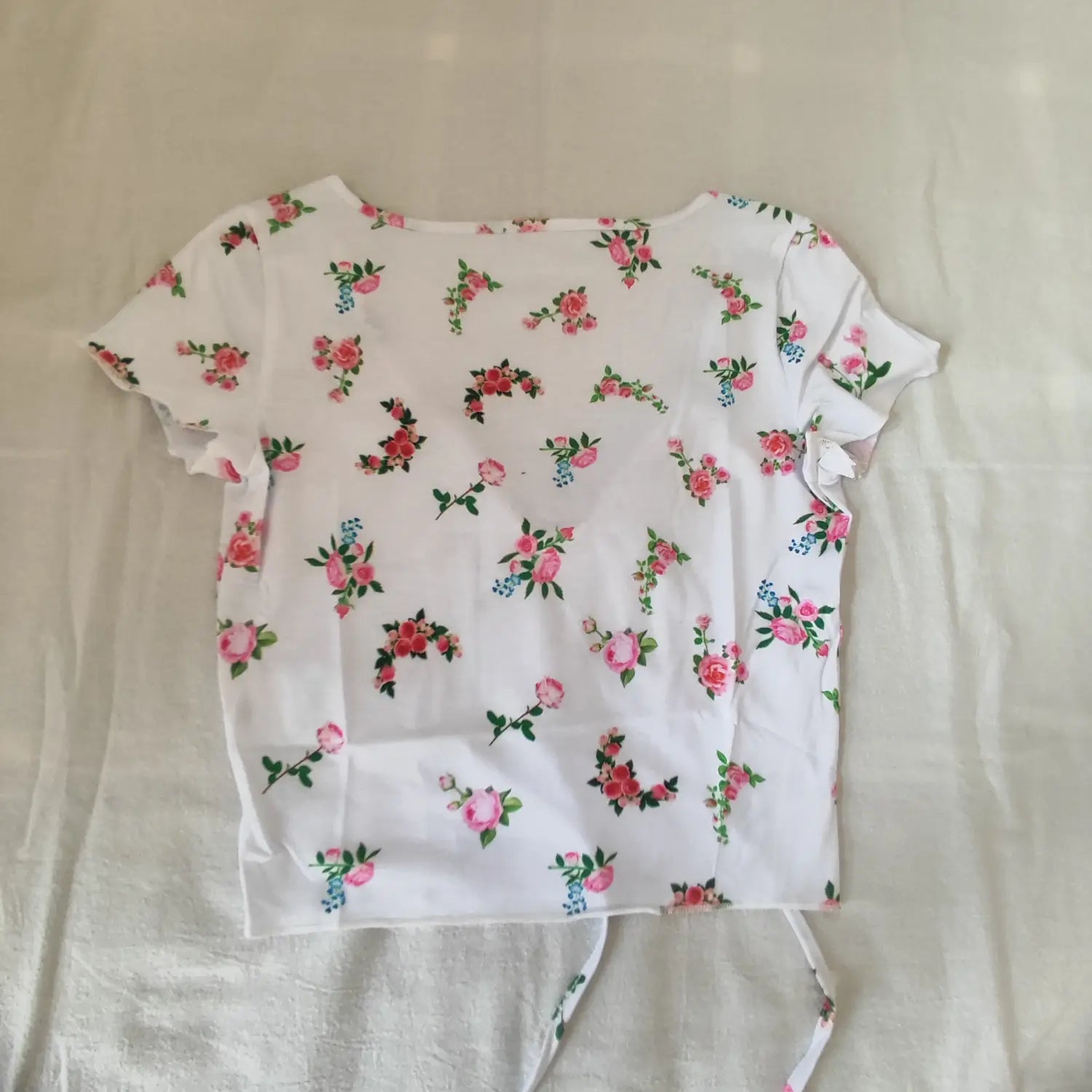 Flat lay full back view white rose floral print short sleeve cropped top