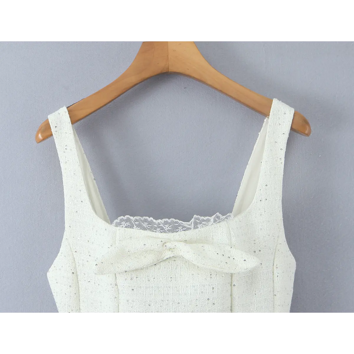 Front shoulder & neck close, wide solid tweed straps, inner scalloped lace lining along square neckline.