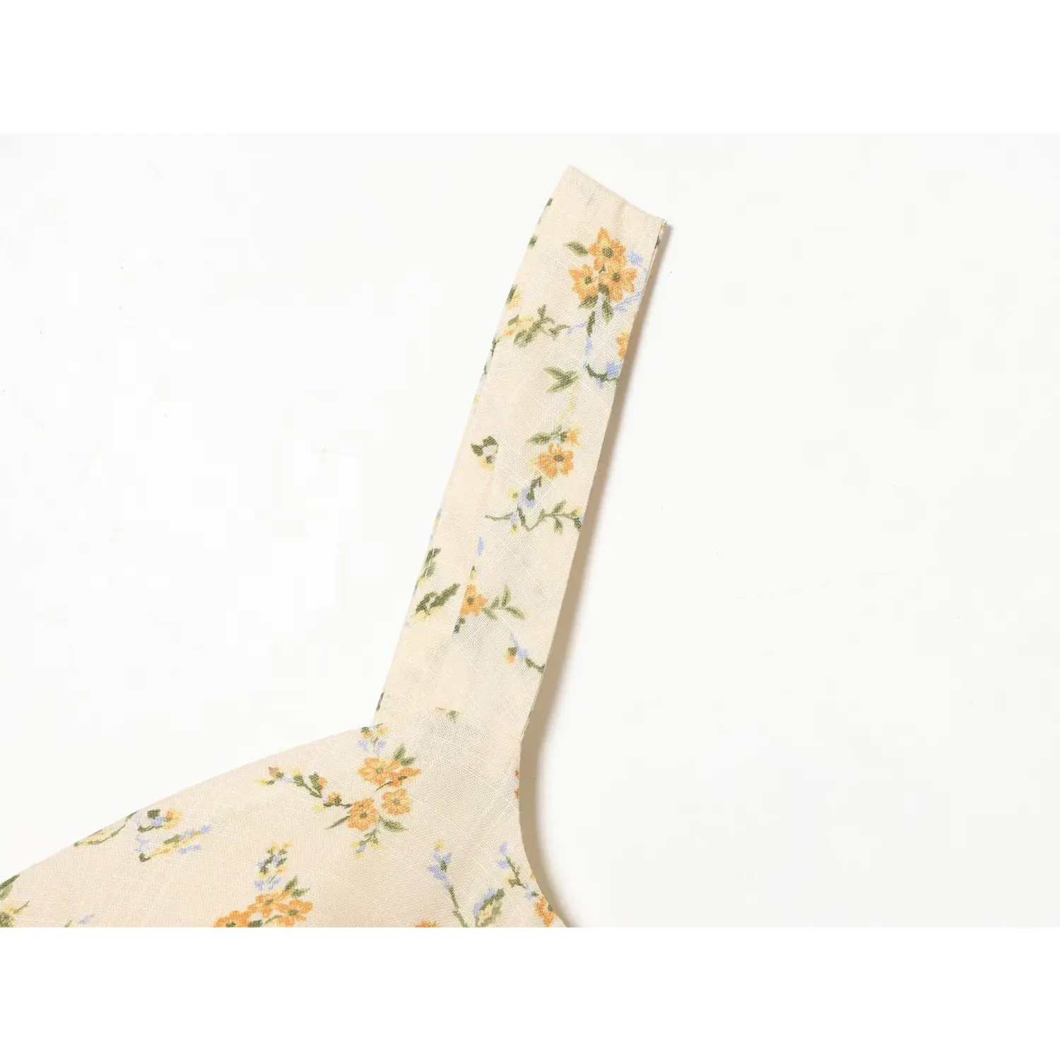Wide self-fabric floral strap macro flat close-up, widened woven shoulder support neat binding stitching anti-slip strap detail shot